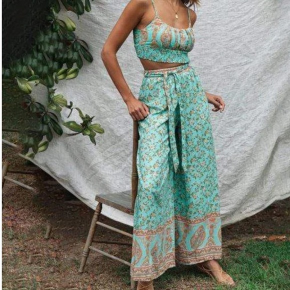 💕Sale💕 2-piece crop and pants - Picture 10 of 15